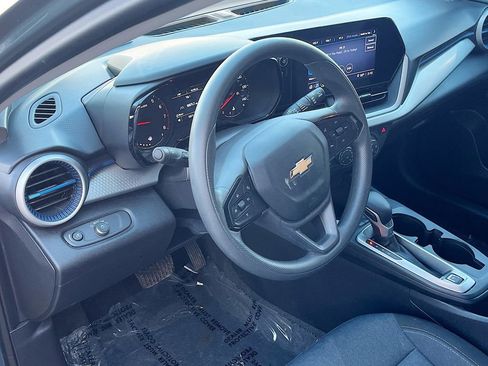Used 2025 Chevrolet Trax LS w/ LS Convenience Package FWD image 11