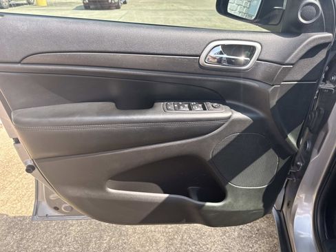 Used 2018 Jeep Grand Cherokee Laredo image 18