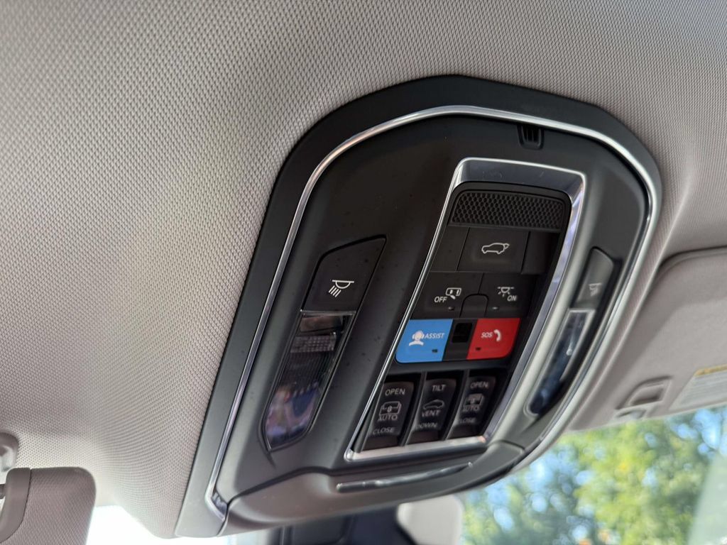 Used 2023 Jeep Grand Cherokee 4WD 4xe w/ Luxury Tech Group II image 30