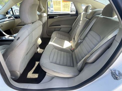 Used 2018 Ford Fusion SE FWD image 11