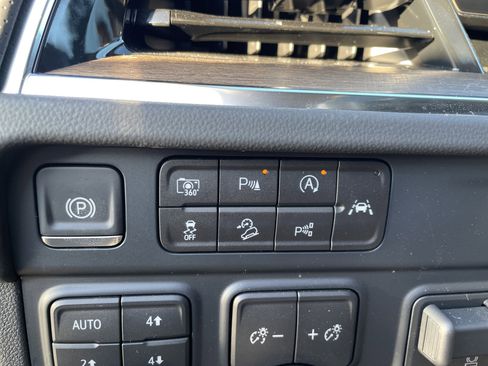 Used 2025 Chevrolet Suburban High Country image 40