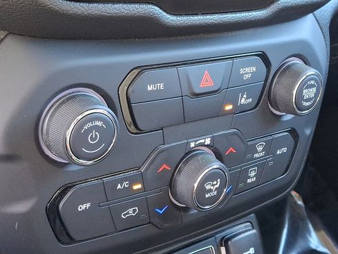 Used 2022 Jeep Renegade Latitude image 16