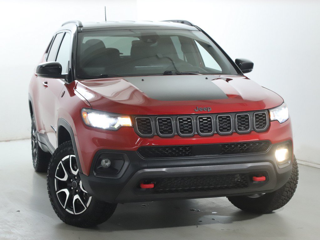 Used 2025 Jeep Compass Trailhawk AWD/4WD image 2