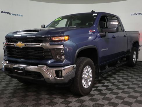 Used 2025 Chevrolet Silverado 2500 LT w/ Safety Package AWD/4WD image 12