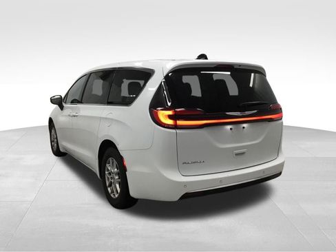 Used 2023 Chrysler Pacifica Touring-L image 13