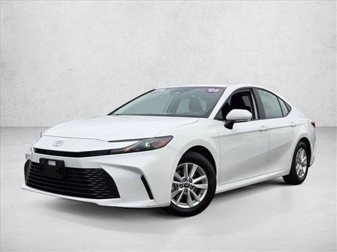 Used 2025 Toyota Camry LE image 1