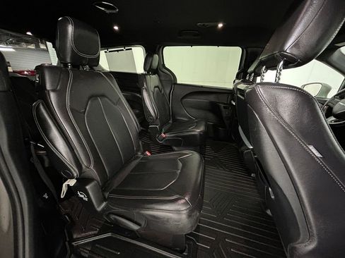 Used 2021 Chrysler Pacifica Touring-L w/ Uconnect Theater Family Group image 17
