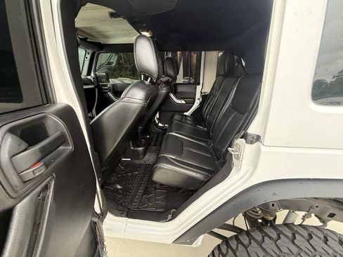 Used 2015 Jeep Wrangler Unlimited Rubicon AWD/4WD image 17