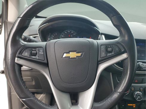 Used 2020 Chevrolet Trax LT w/ Sun & Sound Package FWD image 16