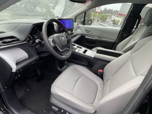 Certified 2026 Toyota Sienna XLE FWD image 12