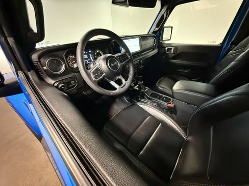 Used 2024 Jeep Wrangler Unlimited Sahara w/ Technology Group AWD/4WD image 2
