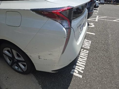 Used 2018 Toyota Prius Three Touring FWD image 15