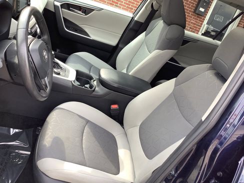 Used 2021 Toyota RAV4 XLE w/ Convenience Package image 11