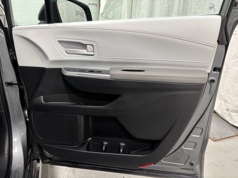 Used 2026 Toyota Sienna LE FWD image 60