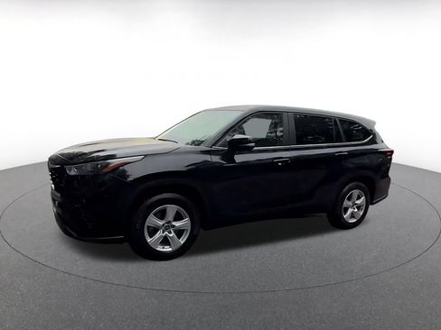 Used 2025 Toyota Highlander LE FWD image 6