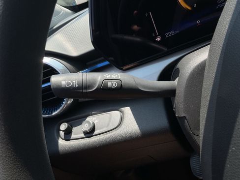 Used 2025 Chevrolet Trax LT FWD image 26