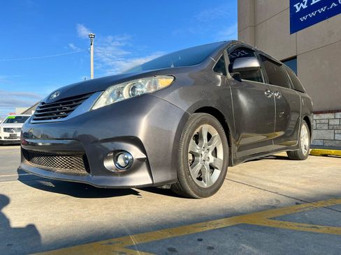 Used 2013 Toyota Sienna SE FWD image 2