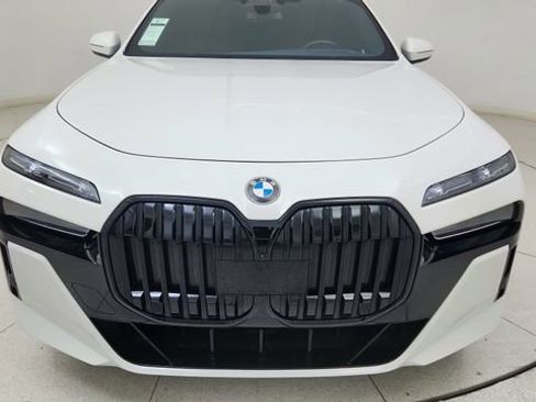 Used 2023 BMW 740i w/ Executive Package image 9