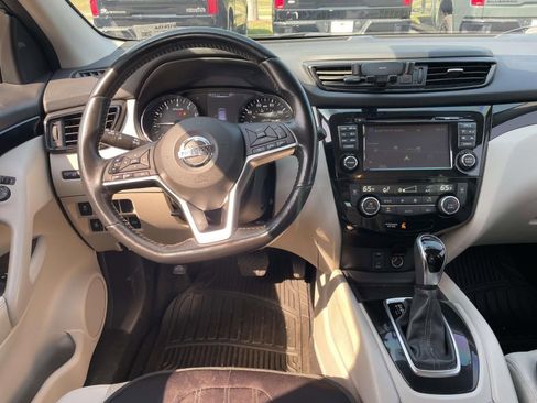 Used 2017 Nissan Rogue Sport SV w/ SV Premium Package FWD image 11