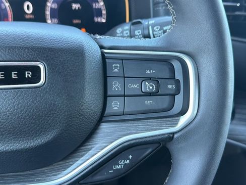 Used 2024 Jeep Wagoneer L Series II w/ Flexible Seating Group image 19