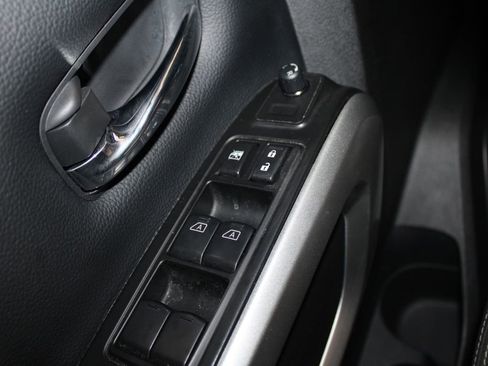 Used 2024 Nissan Titan SV image 39