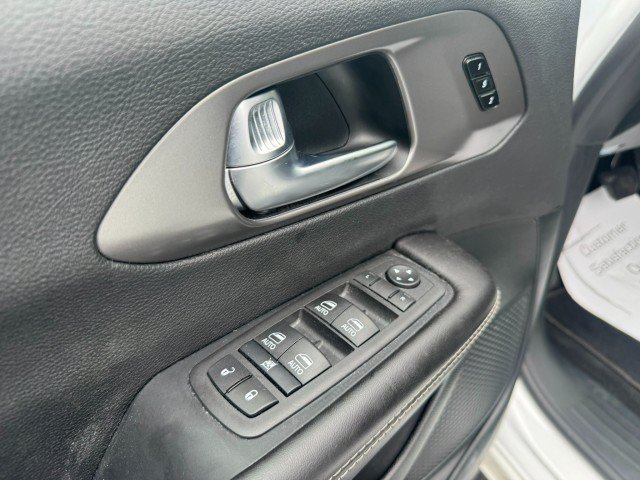 Used 2026 Chrysler Pacifica Select FWD image 14