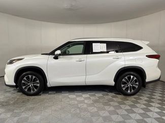 Used 2021 Toyota Highlander XLE AWD/4WD video 3