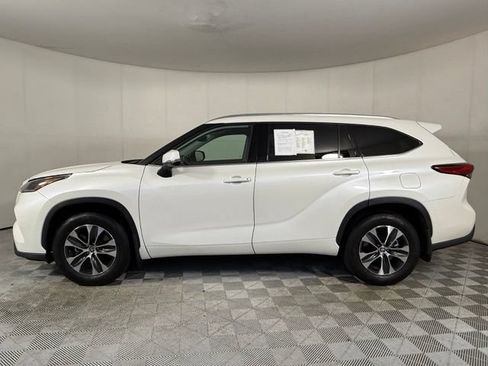 Used 2021 Toyota Highlander XLE AWD/4WD image 3