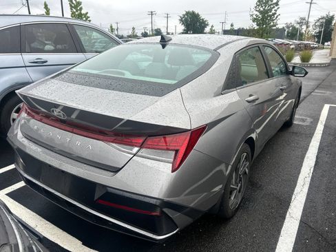 Used 2024 Hyundai Elantra SEL w/ Convenience Package FWD image 4