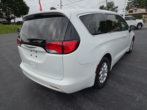 Certified 2022 Chrysler Voyager LX FWD image 4