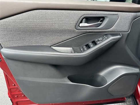 Used 2023 Nissan Rogue SV image 17