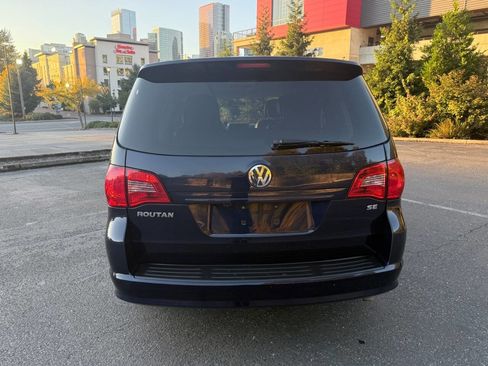 Used 2014 Volkswagen Routan SE image 7