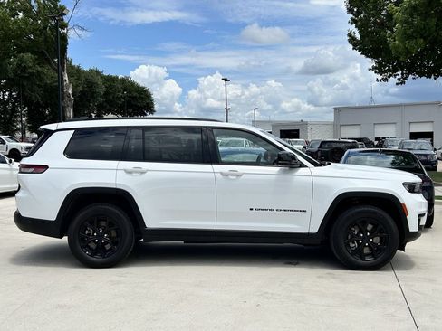 Used 2025 Jeep Grand Cherokee L Altitude RWD image 3