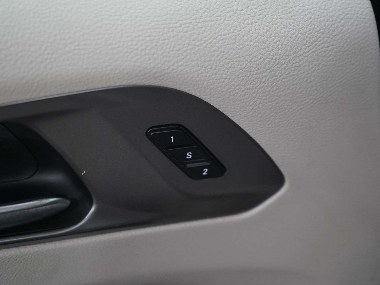Used 2023 Chrysler Pacifica Touring-L FWD image 26