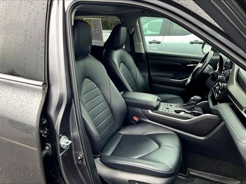 Used 2024 Toyota Highlander XLE image 11