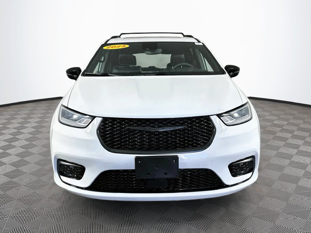 Certified 2025 Chrysler Pacifica Limited FWD image 4