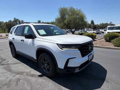Used 2023 Honda Pilot TrailSport image 2