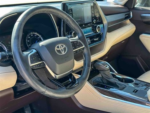 Used 2021 Toyota Highlander Limited image 4