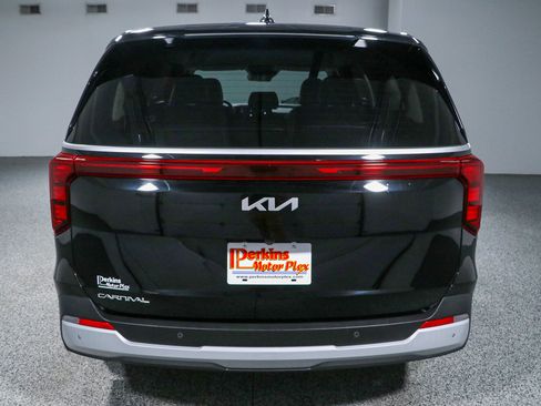 Used 2025 Kia Carnival FWD image 8