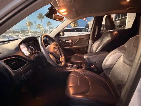 Used 2019 Jeep Cherokee Limited w/ Technology Group FWD image 12