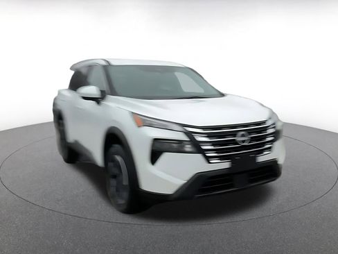 Used 2025 Nissan Rogue SV image 3