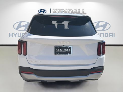 Used 2025 Kia Sorento LX FWD image 5