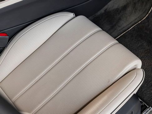 Used 2023 Bentley Bentayga Extended Wheelbase AWD/4WD image 31
