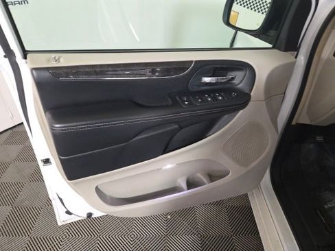 Used 2015 Chrysler Town & Country Touring image 33