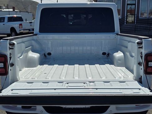 Used 2021 Jeep Gladiator Overland AWD/4WD image 14