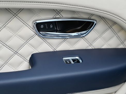 Used 2022 Bentley Bentayga image 40