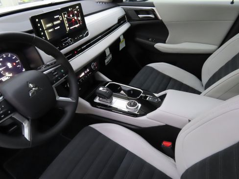 New 2025 Mitsubishi Outlander SE image 21
