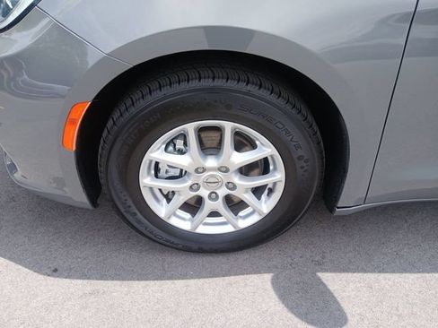 Used 2023 Chrysler Pacifica Touring-L FWD image 11