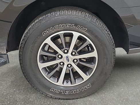 Used 2019 Ford Expedition XLT w/ Equipment Group 202A AWD/4WD image 32