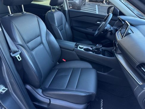 Used 2024 Nissan Rogue SV w/ SV Premium Package image 10
